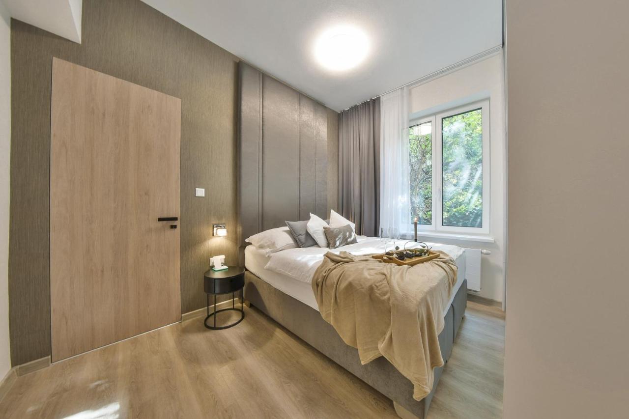 Chalupku - Luxurious Apartment 70M2 In Direct Centrum With Parking Included, Air-Conditioned, Balcony, Quiet Sleep, Best In Town Banská Bystrica Exterior foto