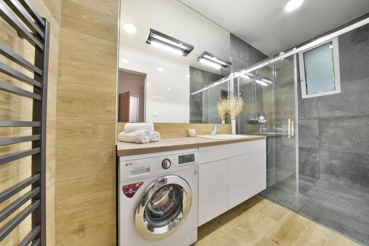 Chalupku - Luxurious Apartment 70M2 In Direct Centrum With Parking Included, Air-Conditioned, Balcony, Quiet Sleep, Best In Town Banská Bystrica Exterior foto